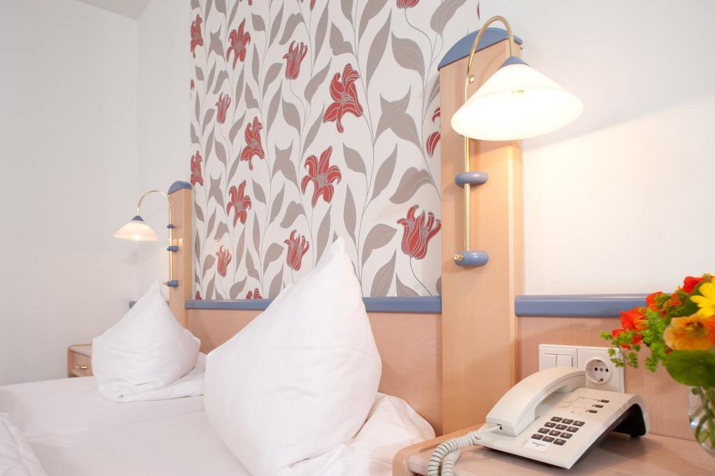 Behringers Freizeit - Und Tagungshotel Goessweinstein Exterior photo